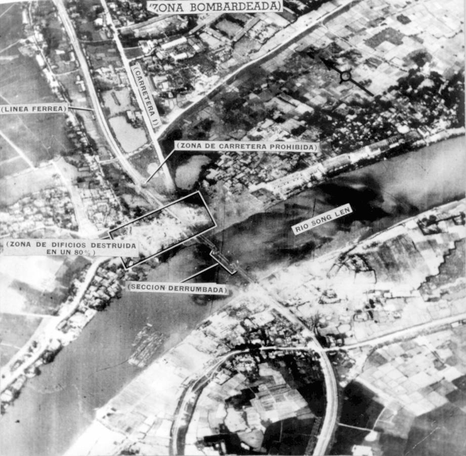 En la imagen se puede observar la ciudad de Dong Phoung Thuong, durante la Guerra del Vietnam, momentos despues de sufrir un bombardeo (1965)