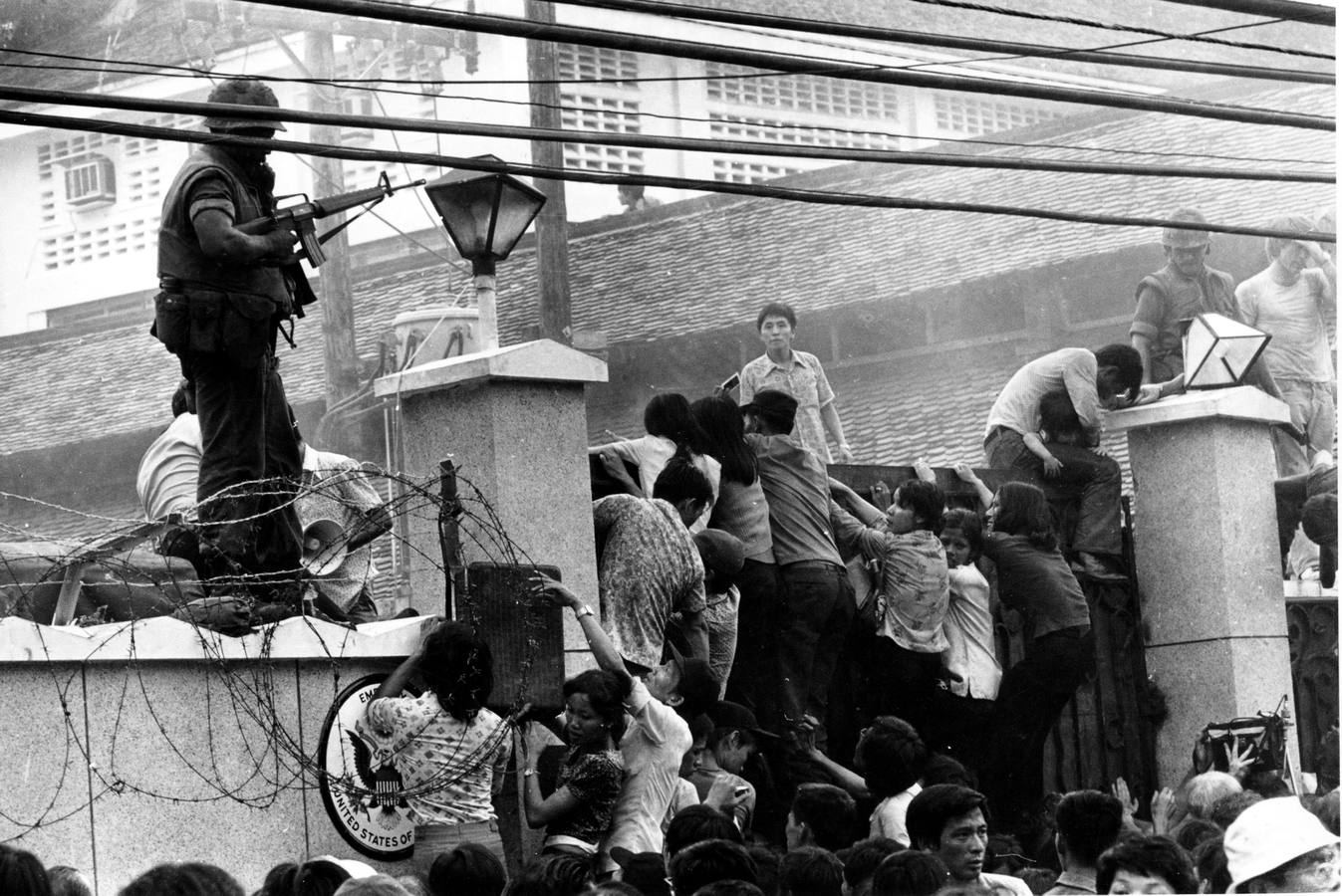En 1965, tres años después de los Acuerdos de Paz de París y la retirada de las tropas estadounidenses, miles de vietnamitas trataron de entrar en la embajada de Estados Unidos en Saigón, el 29 de abril de 1975, poco antes del final de la guerra