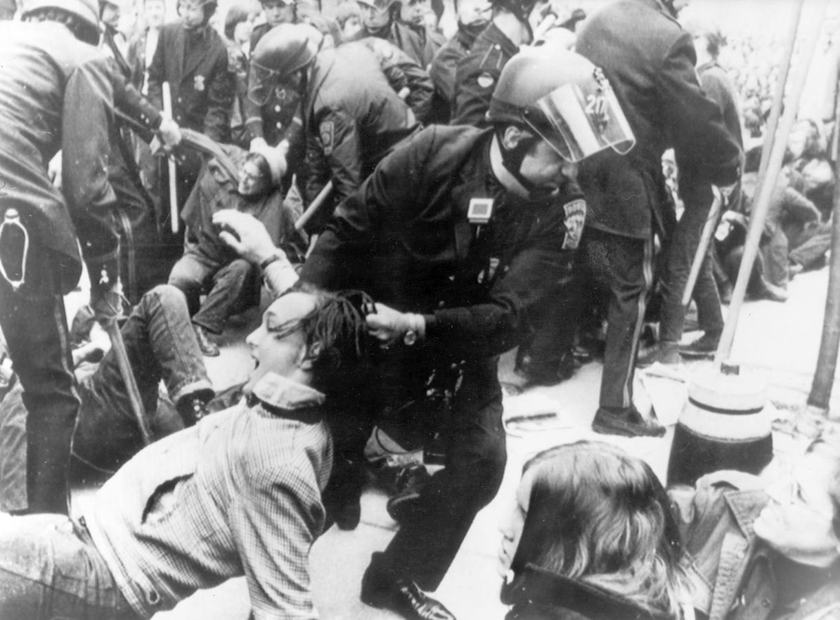 El Ejército estadounidense llegó a tener destinados en Vietnam del Sur, en 1969, unos 541.000 soldados. En Estados Unidos, a medida que aumentaba la intervención militar del país, la guerra se había convertido en una cuestión cada vez más polémica. Se desarrollaron movimientos pacifistas que cobraron gran auge y organizaron en las grandes ciudades marchas y manifestaciones de protesta contra la guerra, como éste de 1971 en el que manifestantes intentaron bloquear los accesos a Washington 