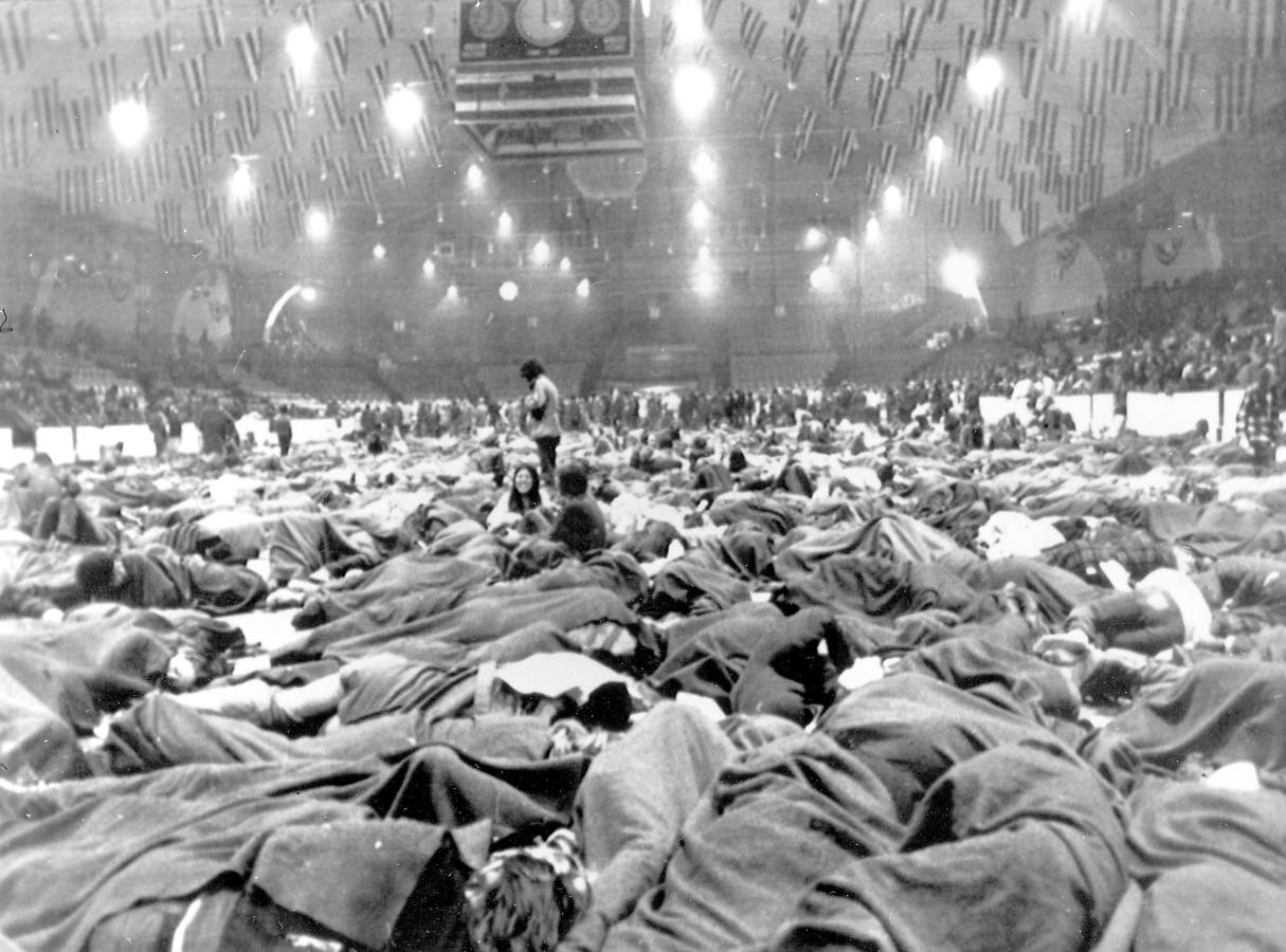 Los manifestantes contra la guerra del Vietnan detenidos por la Policía, el 4 de mayo de 1971, duermen en el Coliseo de Washington. Se calcula que aproximadamente 7.000 manifestantes fueron arrestados 