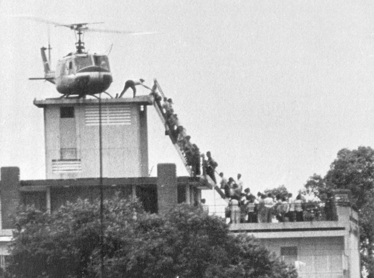 En abril de 1975, Estados Unidos evacúa su Embajada en Saigón. Éste era el último helicóptero y la primera y única derrota norteamericana como superpotencia. La imagen fue captada con teleobjetivo desde un hotel a dos kilómetros