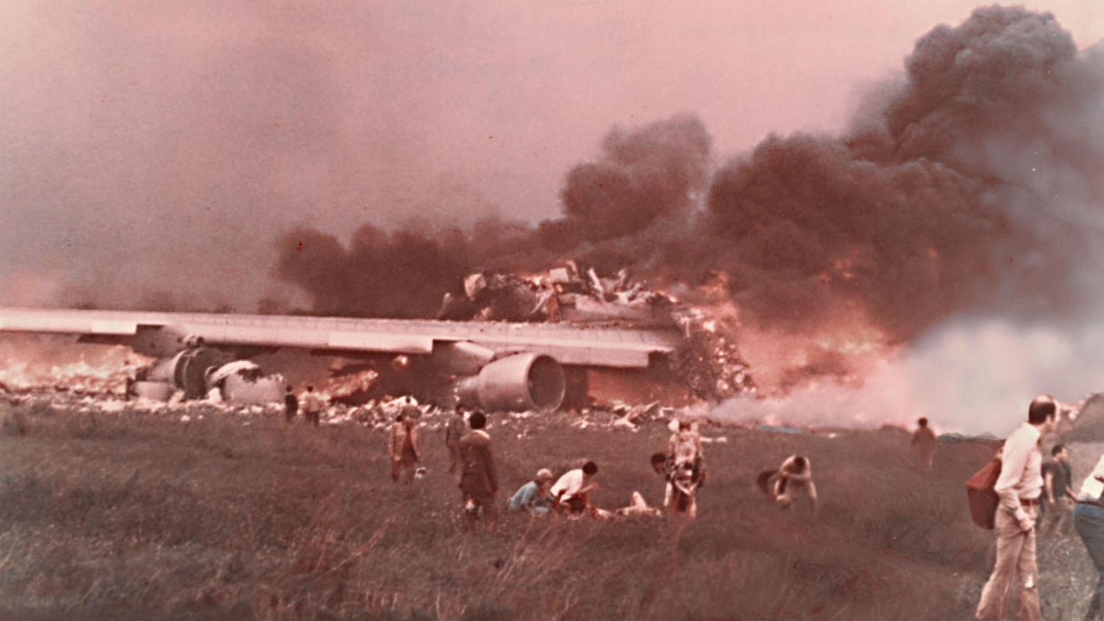 El 27 de marzo de 1977, dos aviones Boeing 747 colisionaron en el Aeropuerto de Los Rodeos (Tenerife Norte en la actualidad), convirtiéndose en el accidente aéreo con mayor número de víctimas mortales de la historia de la aviación