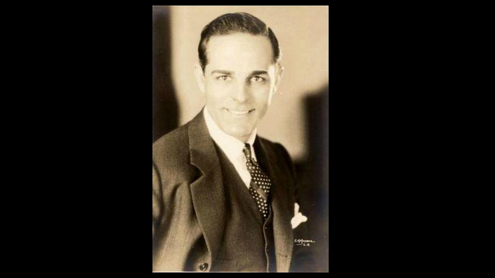 Ya en 1927, a Antonio Moreno ABC le dedicaba amplios reportajes titulados «El notable actor cinematográfico español» o «El as español de Hollywood», por el éxito que había conseguido en la meca del cine mundial, a la que se había marchado a principios del siglo XX y donde se convirtió en uno de sus primeros «sex symbols»