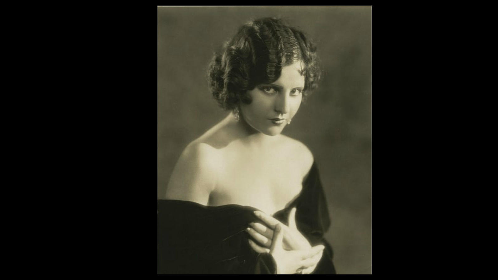 En 1932, la barcelonesa María Alba firmó un contrato con Fox y empezó a trabajar en películas mudas encasillada en papeles secundarios de fogosa latina. Cuando llegó el cine sonoro, cumplió satisfactoriamente con las audiciones y, además, rodó en Hollywood películas en castellano