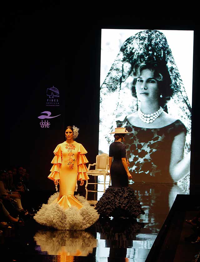 Ernesto Sillero ha presentado «Tanuca», una colección homenaje a Dña. Cayetana de Alba, una mujer apasionada del traje flamenca y el estilo andaluz. (Foto: Raúl Doblado)