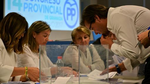 El concejal capitalino Antonio Granados ayuda al recuento de votos en la sede provincial