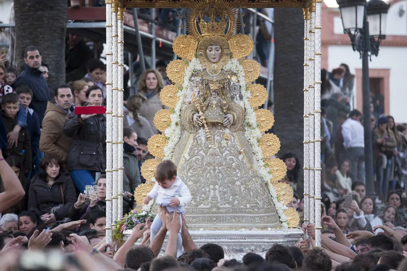 Una procesión sufrida para la Virgen del Rocío