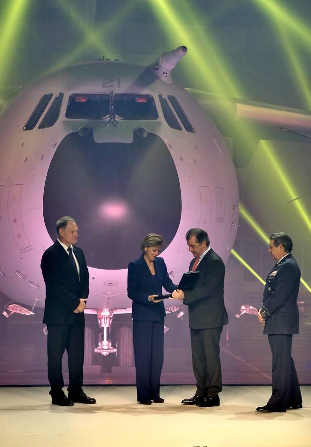 La ministra Cospedal recuerda a las víctimas del accidente del A400M en la entrega del primer avión al Ejército del Aire