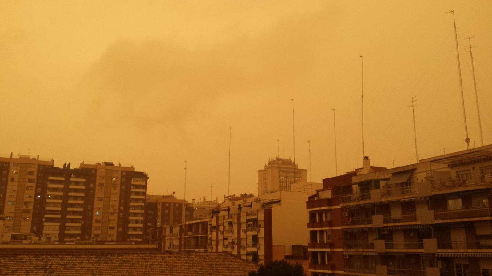 El fenómeno conocido como «lluvia de sangre» permanecerá en Sevilla hasta mañana