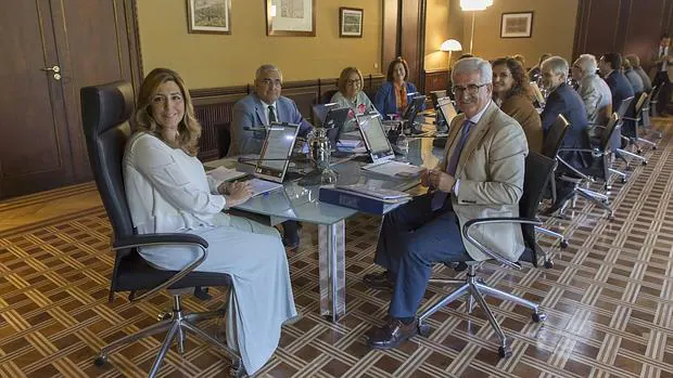 Susana Díaz preside una reunión del Consejo de Gobierno el pasado 15 de septiembre, tras agotar su permiso por maternidad
