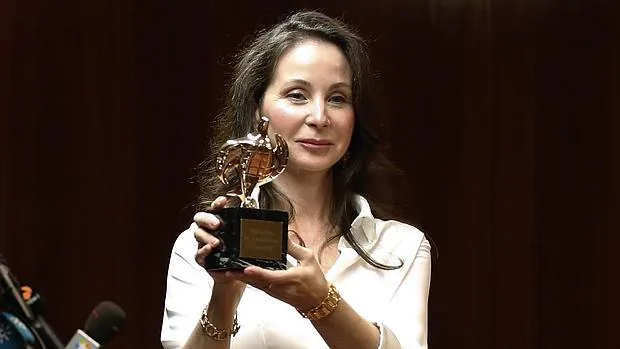 La juez en el momento de recoger su premio como jurista 2015