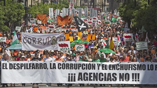 Miles de funcionarios se concentraban en 2010 en contra de la reordenación del sector público andaluz
