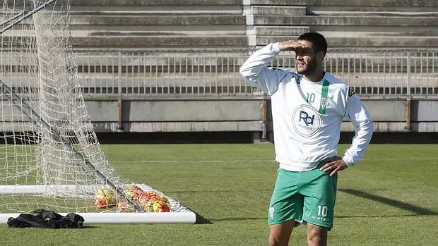 Florin Andone, máximo goleador del Córdoba CF, mira el horizonte