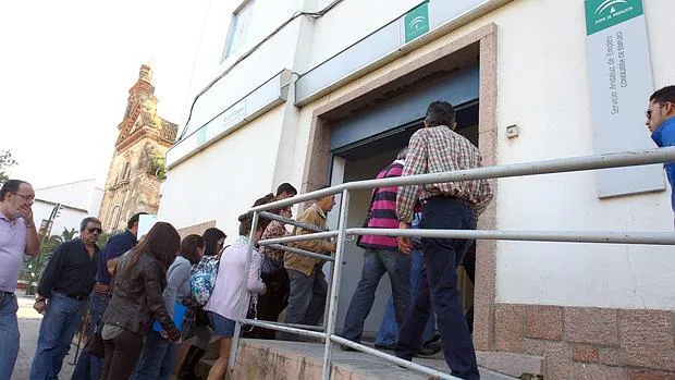 Parados entrando en una oficina de empleo en Córdoba