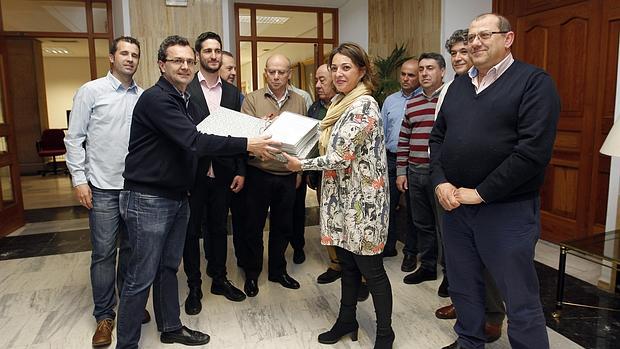 La comisión técnico-ciudadana, ayer entregando el dictamen del Metrotrén a la alcaldesa