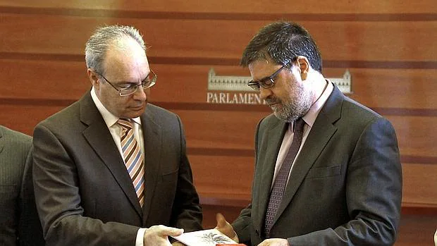 El presidente del Parlamento, Juan Pablo Durán, junto al presidente de la Cámara de Cuentas, Antonio López