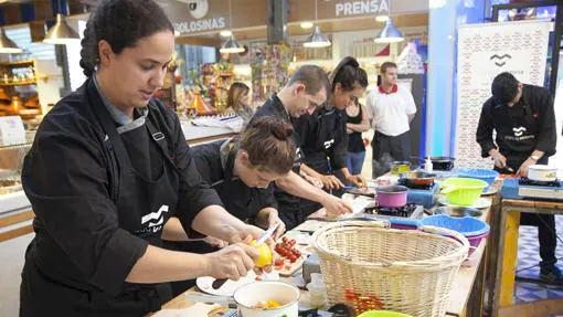 Una de las habituales actividades culinarias que se celebran en el Mercado Victoria