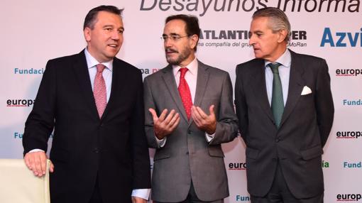 López, entre Javier Blanco (Cajasol) y el presidente ejecutivo de EP, Asis Martin de Cabiedes