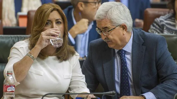 Susana Díaz y Manuel Jiménez Barrios ayer durante la sesión del Parlamento de Andalucía