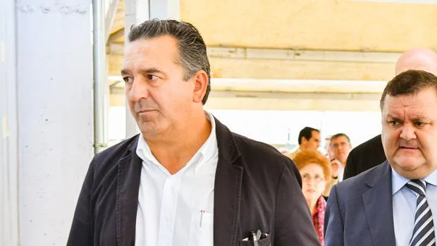 El exdirector de la OCA de Pozoblanco (izquierda) y el delegado de Agricultura de Córdoba