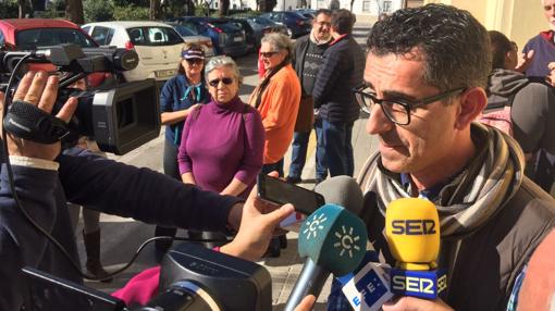 El alcalde de Barbate, Miguel Molina, atiende a los medios