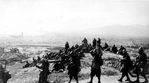 Tropas italianas a punto de entrar a Málaga por la carretera de los Montes