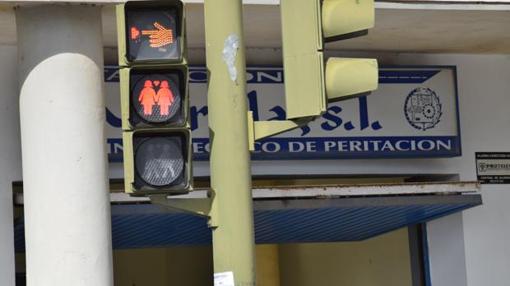 Críticas a los semáforos gays de San Fernando: «¿Y por qué no ponen también familias heterosexuales?»