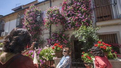 Flores engalanan la fachada de la casa de «El Tinte» que ha quedado primera