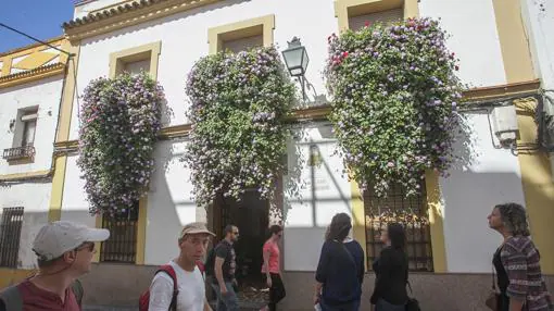 Flores engalanan la fachada de la casa de Diego Méndez que ha quedado segunda