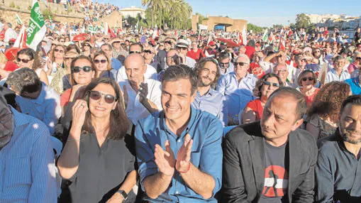 Pedro Sánchez con sus partidarios en el muelle de la Sal
