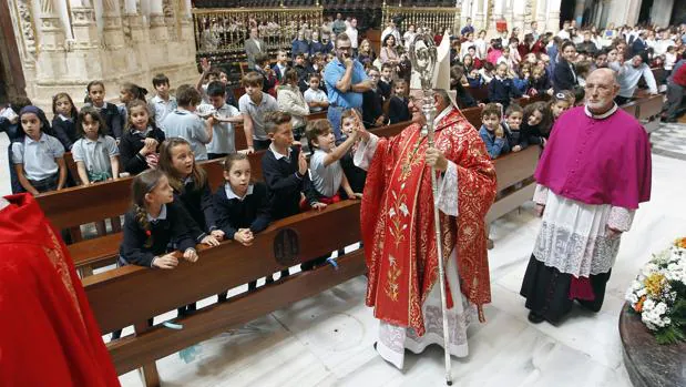 El obispo de Córdoba, durante una misa con niños en la Mezquita-Catedral