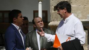 Juan Marín dialoga con los diputados de su grupo en el pleno de este jueves del Parlamento