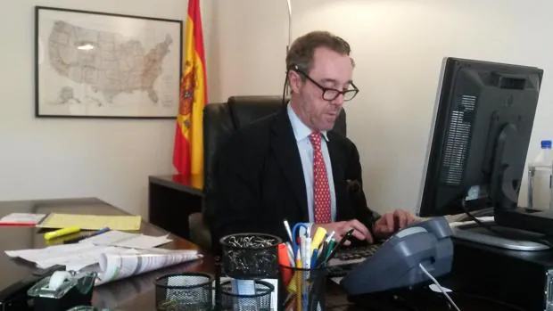 Enrique Sardà, en su despacho del Consulado de Washington