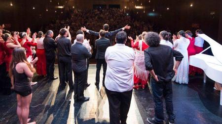 Diego Valdivia ofrece un espectáculo total: fusión musical y baile