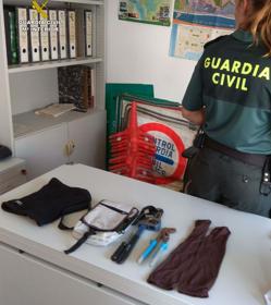 Material requisado por la Guardia Civil durante el operativo en Matalascañas