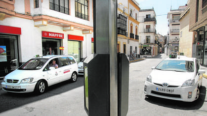 Los taxistas piden cobrar un euro m&aacute;s a partir del quinto pasajero