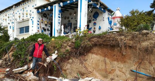 Raúl García muestra los destrozos en su casa particular