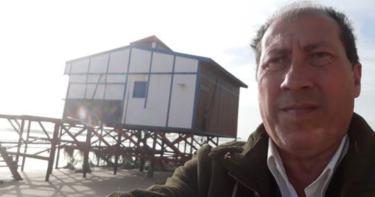 Juan Domínguez, junto al chiringuito arrasado por el temporal