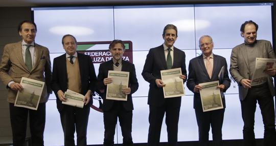 Foto de familia con los protagonistas y el primer número de la revista en la mano