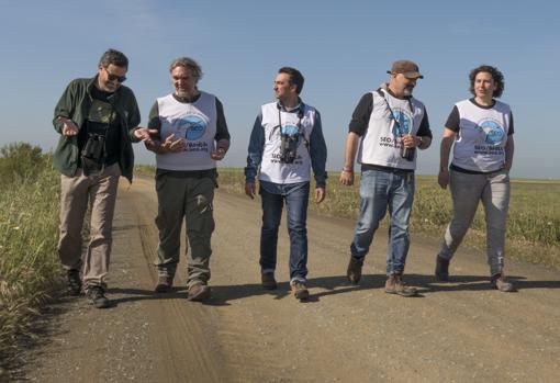 Imagen de los voluntarios en Entremuros, justo hasta donde llegó la contaminación