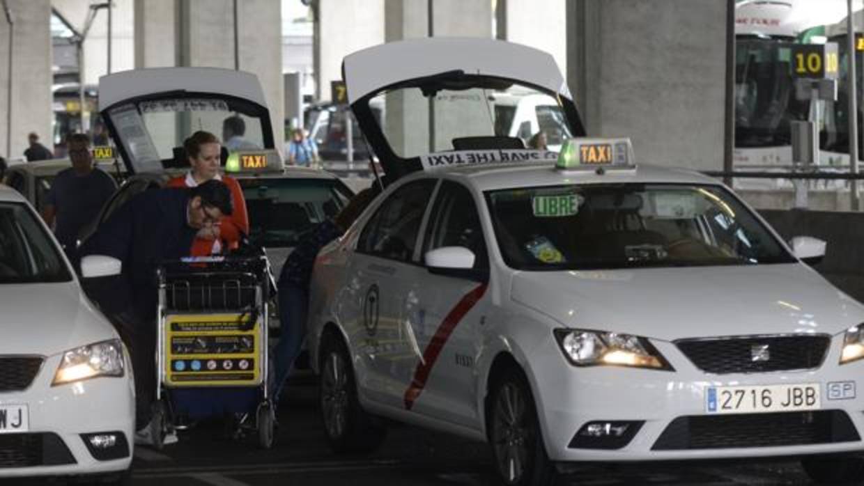 Detenido en Málaga un taxista pirata que cambió la matricula para