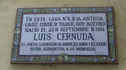 Placa de la vivienda que recuerda el nacimiento en ella de Luis Cernuda