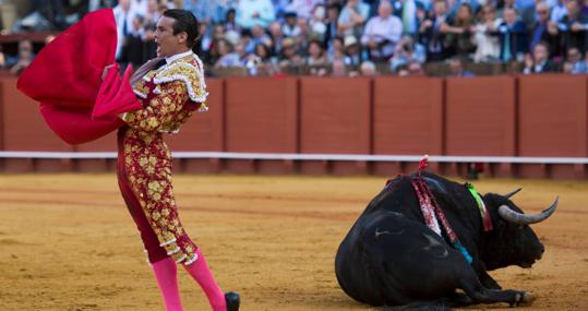 Manzanares, victorioso tras la estocada al segundo toro