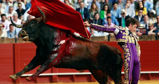Manuel Escribano, en un pase cambiado por la espalda
