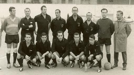 Pérez Rodríguez,, a la derecha con gabardina, como delegado de un equipo de árbitros