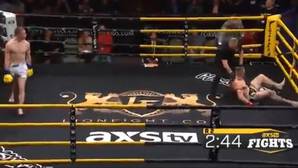 Un aterrador codazo en la sien para tumbar a su rival