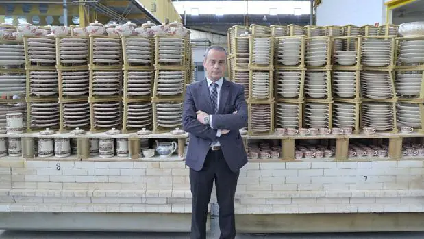 Mario Vázquez Iriberri, consejero delegado y accionista de La Cartuja, posa en el almacén de vajillas
