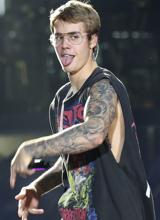 Justin Bieber le da un pu&ntilde;etazo a un fan en Barcelona