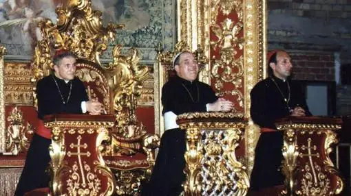 El papa Clemente, en el centro, con ayudantes