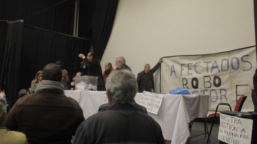 La asamblea estuvo presidida por numerosas pancartas de protestas